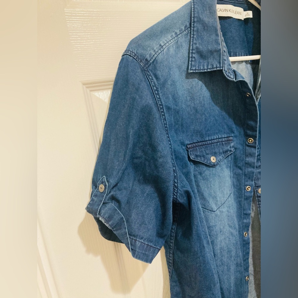 LIKE NEW Calvin Klein sz M Blue Denim 100% Cotton Cute Sleeves Shirt - Picture 8 of 10